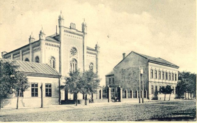 Az 1880-ban épült nyíregyházi zsinagóga képeslapon (Forrás: MZSL)
